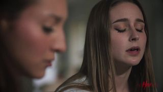 Bella Rolland consegue seduzir a lésbica Laney Grey para fodê-la
