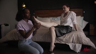 Sexo lésbico interracial do bom entre Lacey London e Jessica Ryan