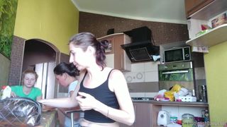 Linda Love se prepara para um novo dia de sexo e se banha na webcam