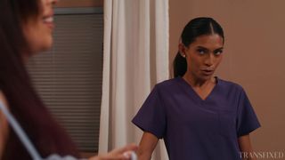 Avery Lust só deseja que seu massagista lhe dê óleo e lhe faça uma punheta