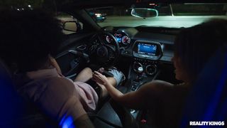 Armani Black inclina-se para chupar o pau de Lil D no carro