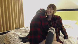 Duas jovens trannys se masturbando e se divertindo na webcam
