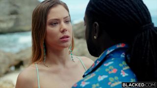 Avery Cristy acaricia o enorme pau preto de Freddy na praia